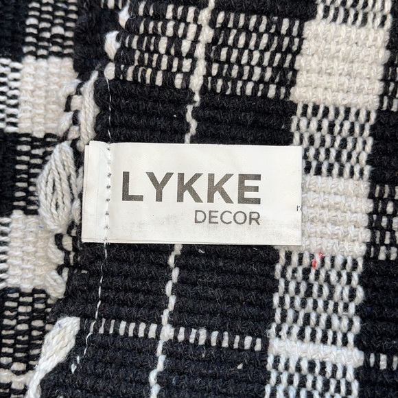 Table Runner Black & White 78 inches long - Picture 5 of 8